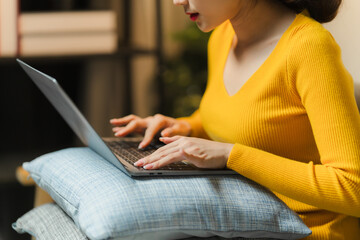 Naklejka premium Portrait beautiful young asian woman use computer laptop on sofa in living room interior area
