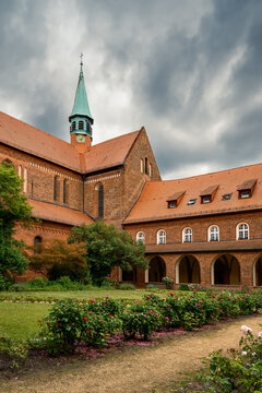 Kl&ouml;sterliche Idylle: Cecilienhaus, Kreuzgang und Kirche St. Marien im Kloster Lehnin