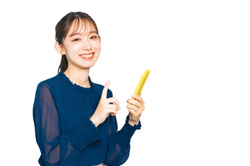 スマホを使う女性　手作業で精密に切り抜いた背景透過全身写真PNG