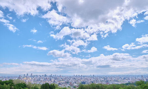 旭山記念公園から望む初夏の札幌の街並み / View of Sapporo in early summer from Asahiyama Memorial Park