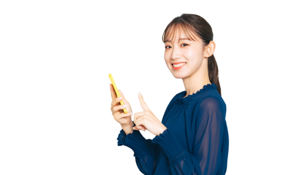スマホを使う女性　手作業で精密に切り抜いた背景透過写真PNG