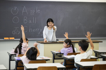 日本の小学校の教室で英語の授業をする様子　先生と子どもたち