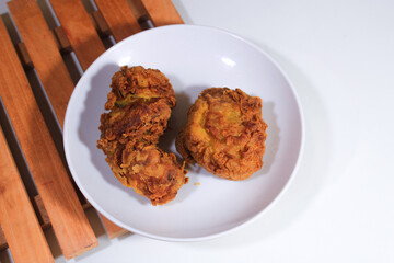 Crispy flour chicken is served on a plate and served on a wooden coaster