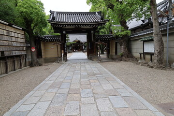 Obraz premium A Japanese shrine : a scene of the access and the entrance gate to the precincts of Kumata-jinjya Shrine in Osaka City in Japan