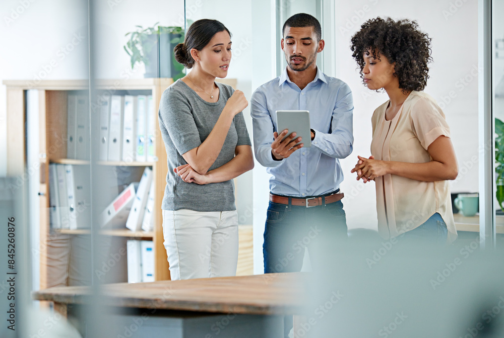 Aufkleber teamwork, planning and people in office with tablet for collaboration or business networking in star