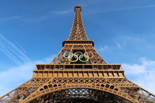 La tour Eiffel d&eacute;cor&eacute;e avec les anneaux olympiques, c&eacute;l&egrave;bre logo symbole des jeux olympiques, pour les JO d&rsquo;&eacute;t&eacute; de Paris 2024 &ndash; juin 2024 (France)