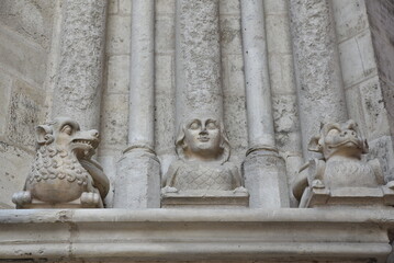 Sculptures du portail de la cathédrale de Sens en Bourgogne. France