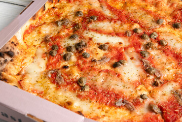 Pizza napoletana con capperi e acciughe, cibo italiano, gastronomia europea 