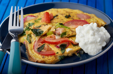 Bacon and tomato omelette with a serving of cottage cheese.