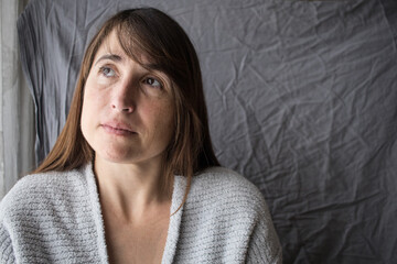 mujer sola y triste llorando en el interior. Una persona cara infeliz. Día internacional de la...