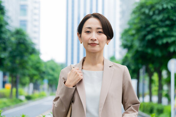 カジュアルスーツを着た若い女性　ビジネスイメージ