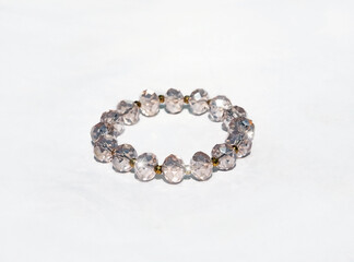 Bransoletka z różowych kryształów i złotych hematytów. idealny dodatek dla kobiety