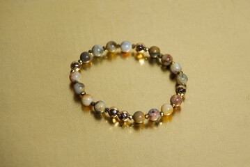 Bransoletka z hematytów i agatów na złotym tle