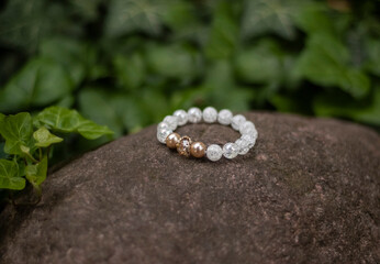 Bransoletka z kryształu , kryształu g&oacute;rskiego, kremowych pereł i wśr&oacute;d natury