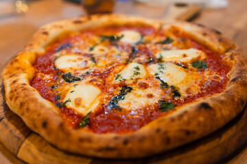 まな板の上の焼きたてのピザ　食べ物イメージ	
