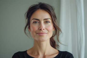 Naklejka premium A close up portrait of a woman with a subtle smile
