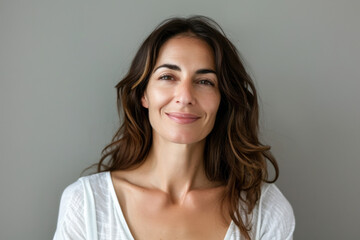 Obraz premium A close up portrait of a woman with a subtle smile