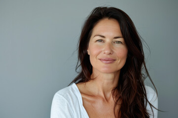 Obraz premium A close up portrait of a woman with a subtle smile
