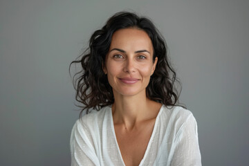 Obraz premium A close up portrait of a woman with a subtle smile