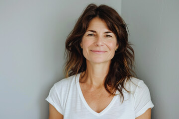 Obraz premium A close up portrait of a woman with a subtle smile