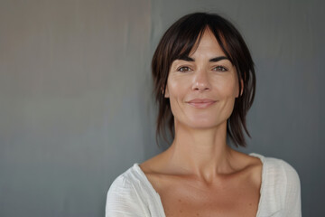 Obraz premium A close up portrait of a woman with a subtle smile