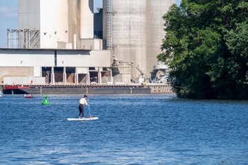 Naklejka premium Standup-Paddling auf der Spree