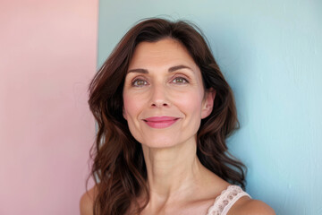 Naklejka premium A close up portrait of a woman with a subtle smile