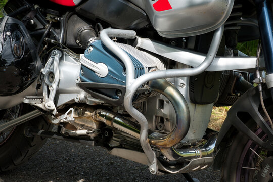 Blick auf den Zylinder mit Auspuffanlage und Schutzgest&auml;nge des Boxermotors eines BMW Motorrads