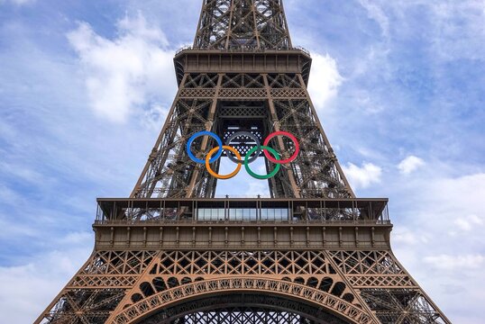Anneaux des JO 2024 expos&eacute;s sur la tour Eiffel 
