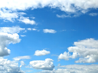Obraz premium Fluffy White Clouds in a Blue Sky as A Skyscape Background