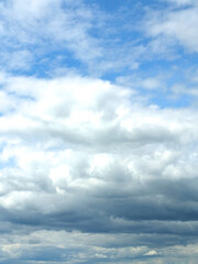 Obraz premium Fluffy White Clouds in a Blue Sky as A Skyscape Background