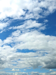 Obraz premium Fluffy White Clouds in a Blue Sky as A Skyscape Background