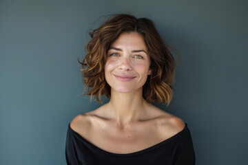 Obraz premium A close up portrait of a woman with a subtle smile