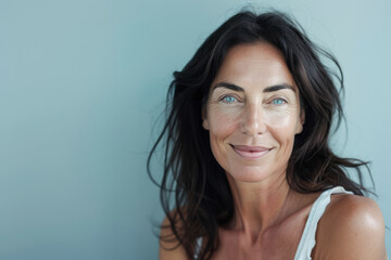 Naklejka premium A close up portrait of a woman with a subtle smile