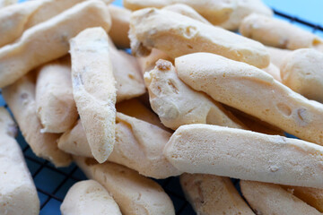 Light and crispy almond meringue cookies