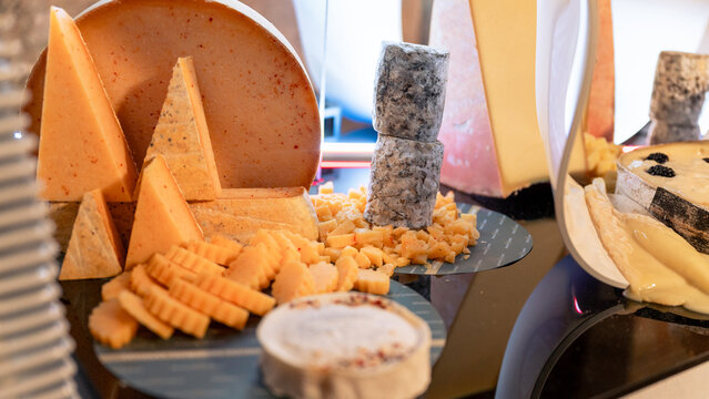 Plateau en bois avec une vari&eacute;t&eacute; de fromage 