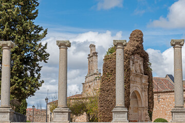 Obraz premium Columns at the entrance to the Castle park in Zamora, Spain