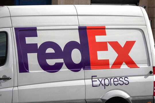 Une camionnette FedEx Express 