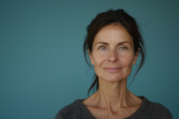 Obraz premium A close up portrait of a woman with a subtle smile