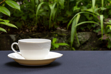 庭先で黒のテーブルクロスと白のカップ01