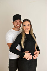 jovem mulher gestante anúncia ao papai a gravidez, alegria da maternidade, amor á espera do bebê