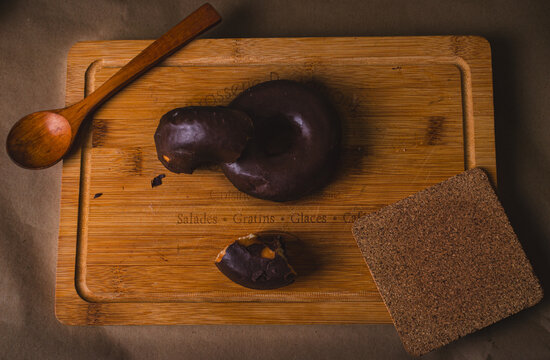 Serie fotogr&aacute;fica de donuts en un ambiente r&uacute;stico.