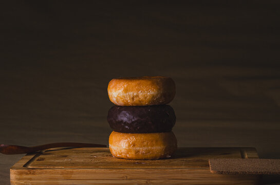 Serie fotogr&aacute;fica de donuts en un ambiente r&uacute;stico.