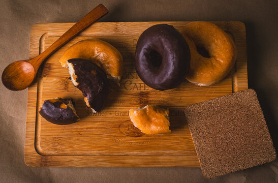 Serie fotogr&aacute;fica de donuts en un ambiente r&uacute;stico.