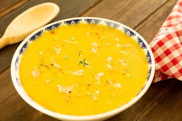 Caldo de mandioca com frango desfiado, ervas frescas e pimenta calabresa