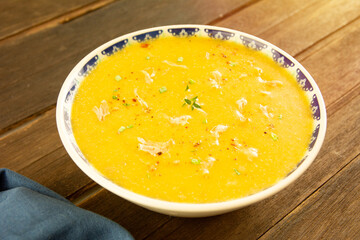 Caldo de mandioca com frango desfiado, ervas frescas e pimenta calabresa