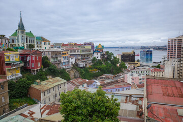Obraz premium Valparaiso, Chile - Nov 28, 2023: Mirador viewpoint over the hills of the historic port of Valparaiso