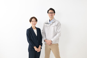 スーツ姿の女性と男性作業員