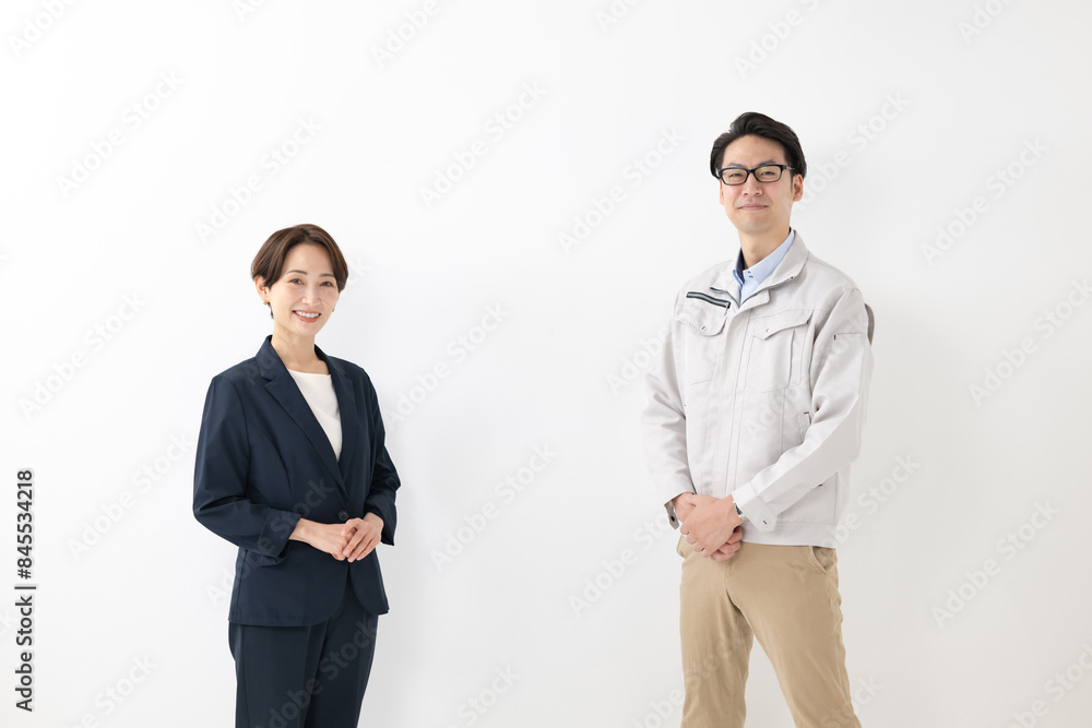 Poster スーツ姿の女性と作業着姿の男性