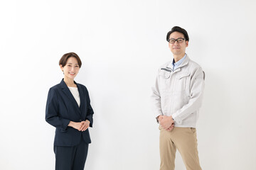 スーツ姿の女性と作業着姿の男性